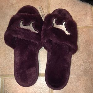 Maroon slippers (M)